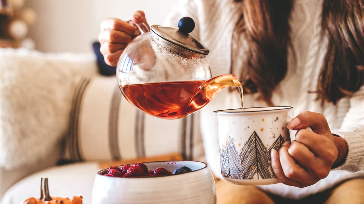 Herbal tea and light breakfast as part of a pre colonic diet focused on hydration and gentle digestion