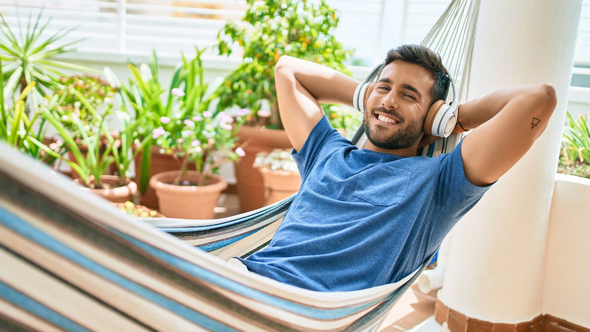 Client relaxing during PEMF therapy in Tempe before or after a colon hydrotherapy session at Amber Colonics.